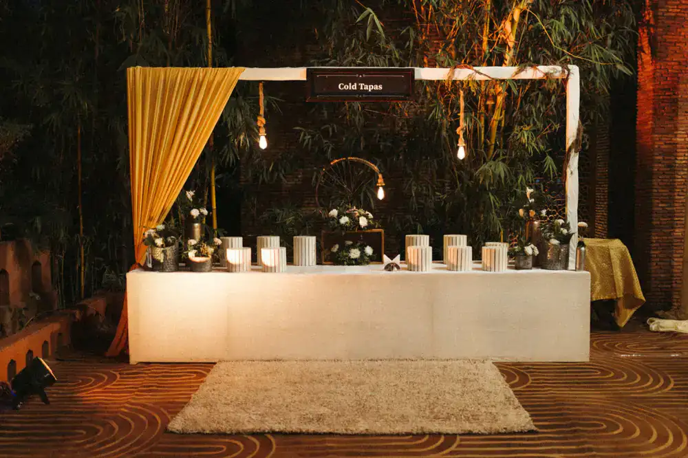 Evento corporativo con comida servida al aire libre