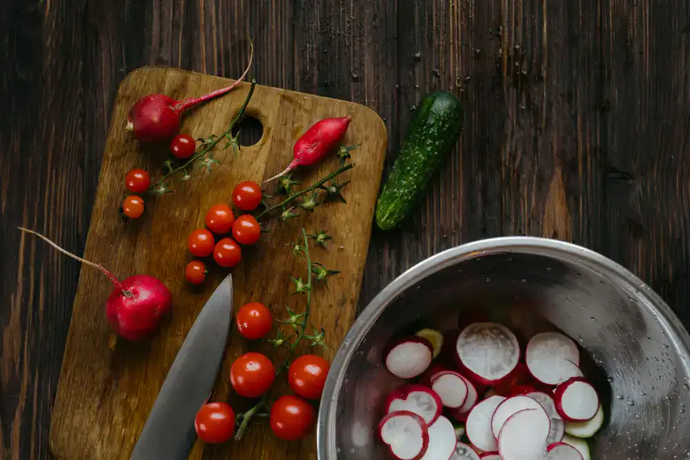 Ingredientes frescos sobre una mesa de madera