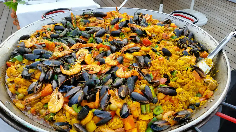 Detalle del arroz y mariscos en la paellera